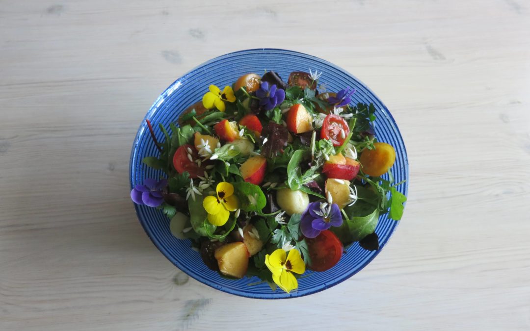 Fruktig sallad med färskpotatis serveras med ugnsbakad lax eller stekta sojafiléer